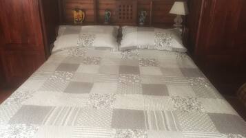 2 bedrooms, desk, WiFi, bed sheets