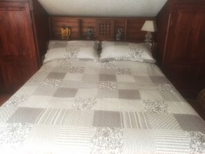 2 bedrooms, desk, WiFi, bed sheets