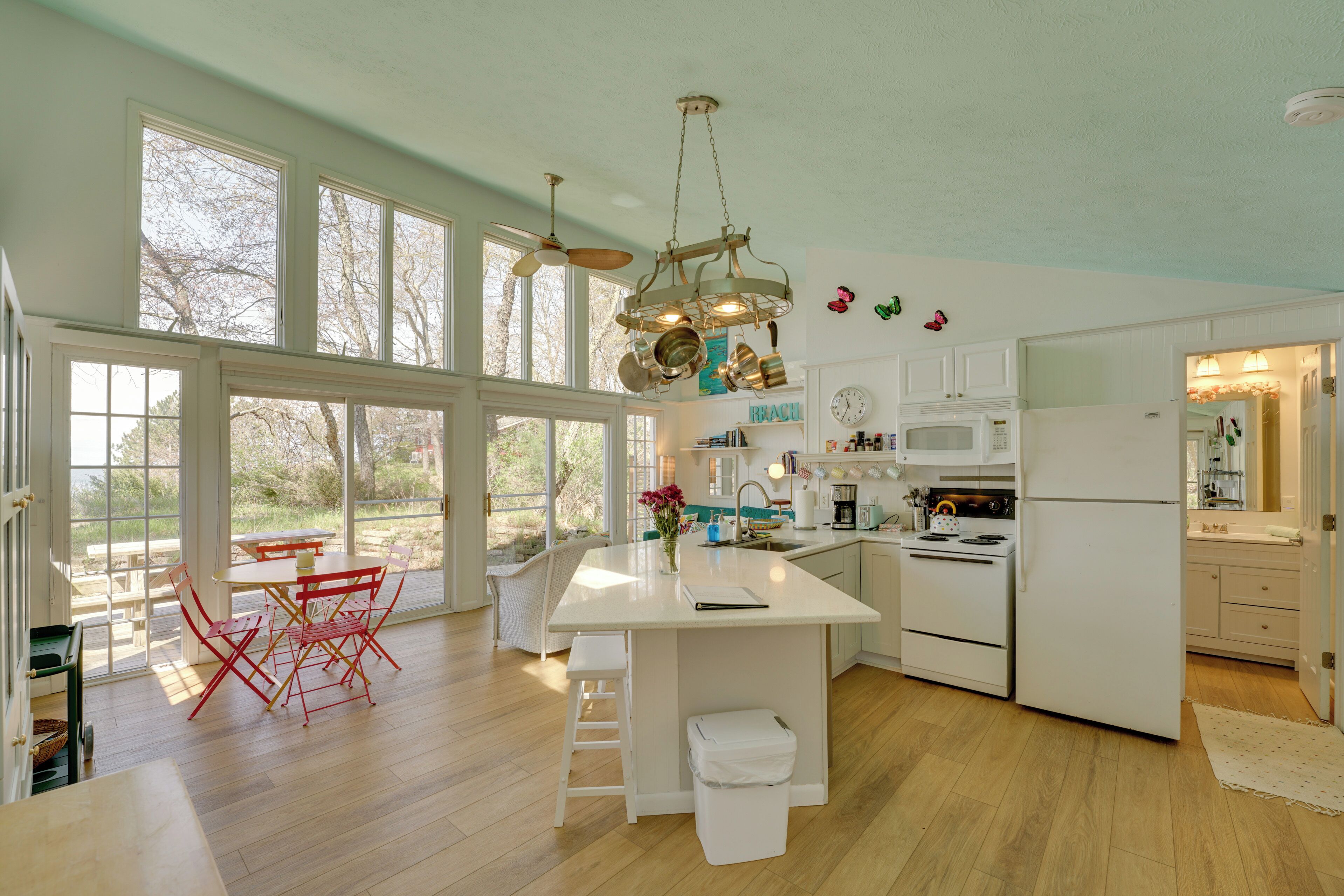 Coffee/tea maker, fridge, microwave, stovetop