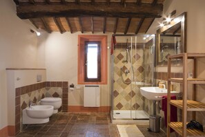 Douche, sèche-cheveux, bidet