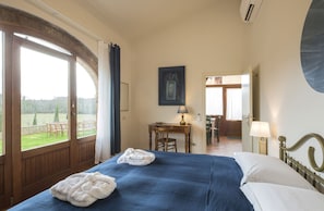 7 chambres, fer et planche à repasser, lit de bébé portatif