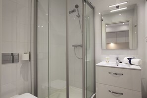 Ducha, secador de pelo, toallas