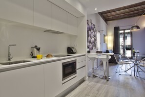 Kjøleskap, mikrobølgeovn, ovn og oppvaskmaskin