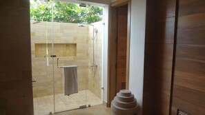 Villa | Badezimmer | Dusche, kostenlose Toilettenartikel, Haartrockner, Handtücher