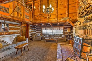 Fernseher, Kamin, DVD-Player, Bücher