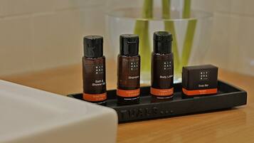 Een douche, een haardroger, handdoeken