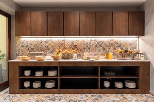 Desayuno continental diario (EUR 10 por persona)