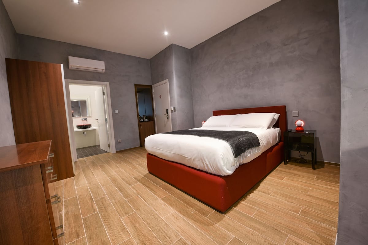 Comfort-rum (Twin Beds x2 Available on Request) | 1 sovrum, minibar, värdeförvaringsskåp på rummet och skrivbord