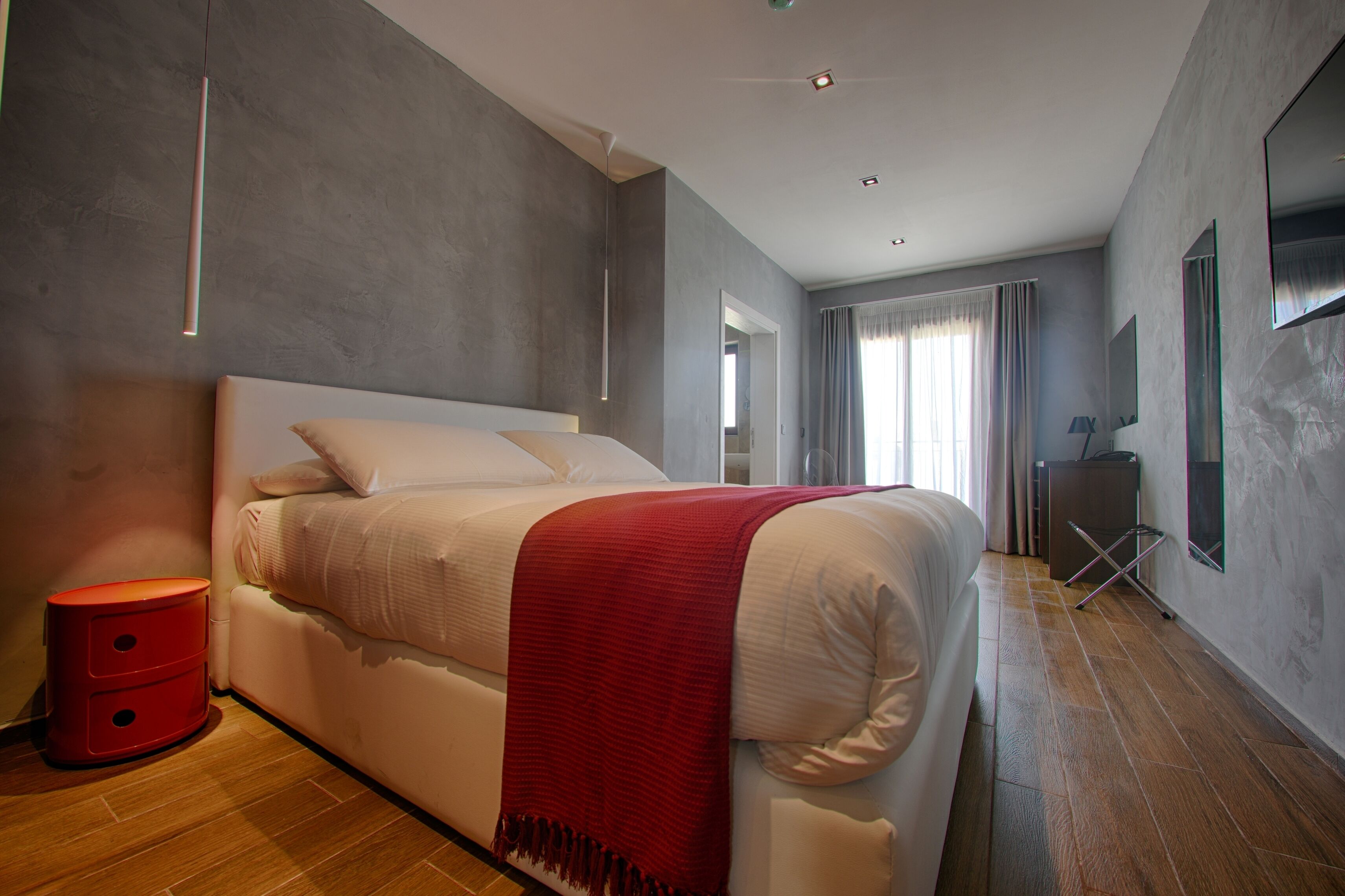 deluxe suite | minibar, in-room safe, desk, blackout curtains