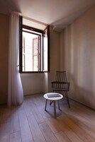 Minibar, caja de seguridad en la habitación y escritorio 