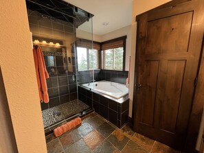Shower, jetted tub, hair dryer, heated floors - Beautiful Home on Home Again Trail 3BR ski in-out. 5 star home, 5 star location (Whitefish)