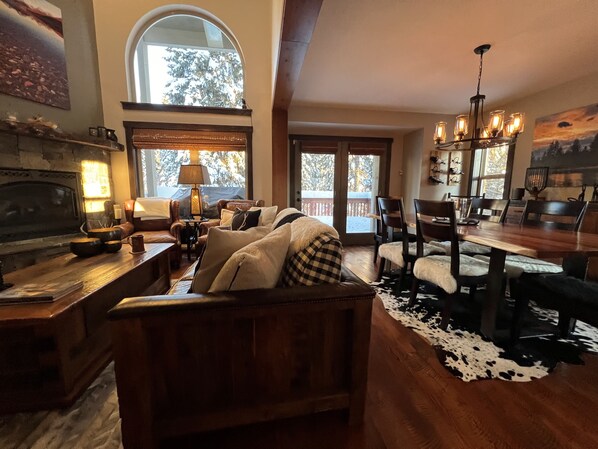 スマートテレビ、暖炉、Netflix、書庫