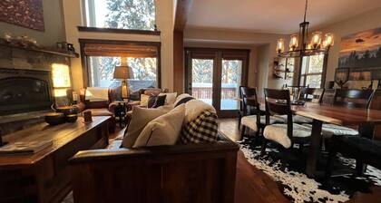 Beautiful Home on Home Again Trail 3BR ski in-out. 5 star home, 5 star location