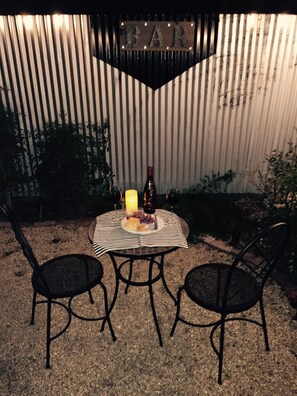 Outdoor dining - Artsy Historic Downtown 2BR w large backyard & private Salt Water Spa Pool (Tucson)