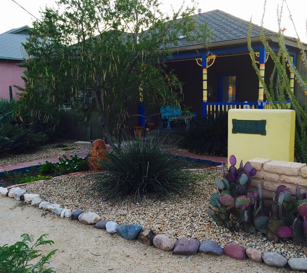 Property grounds - Artsy Historic Downtown 2BR w large backyard & private Salt Water Spa Pool (Tucson)