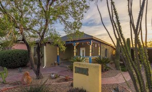 Exterior - Artsy Historic Downtown 2BR w large backyard & private Salt Water Spa Pool (Tucson)