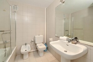 Duschwanne, Bidet, Handtücher