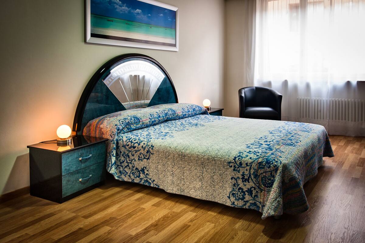 In-room safe, WiFi (free), bed sheets