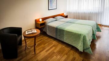 Cofres nos quartos, Wi-Fi de cortesia, roupa de cama