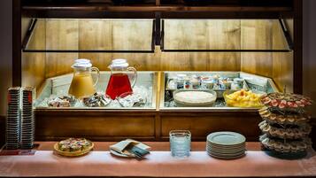 Café da manhã continental todos os dias (CHF 13.00 por pessoa)