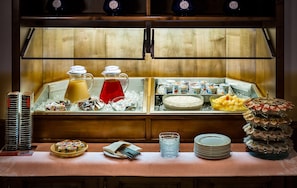 Tägliches kontinentales Frühstück (13.00 CHF pro Person)