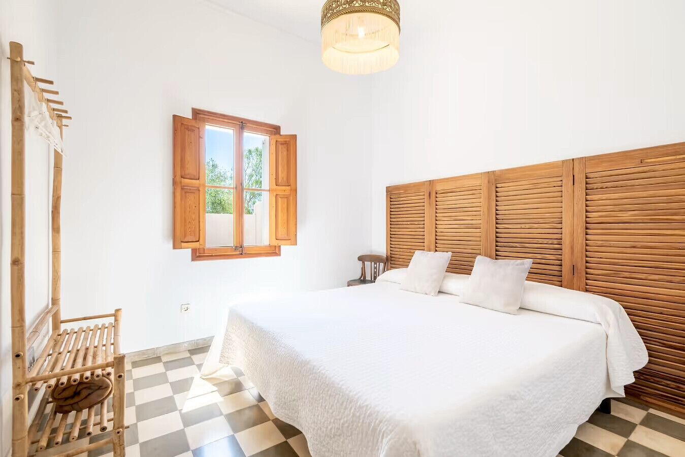 3 bedrooms, in-room safe, free WiFi, bed sheets
