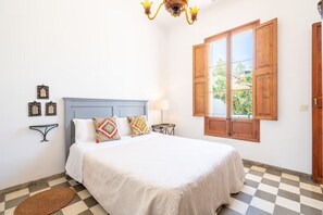 3 bedrooms, in-room safe, free WiFi, bed sheets