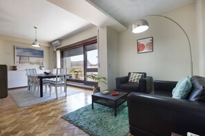 Fernseher, Kamin, DVD-Player, Bücher