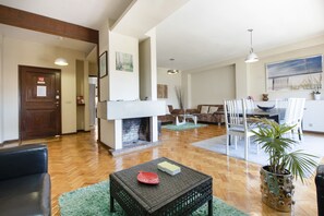 Fernseher, Kamin, DVD-Player, Bücher