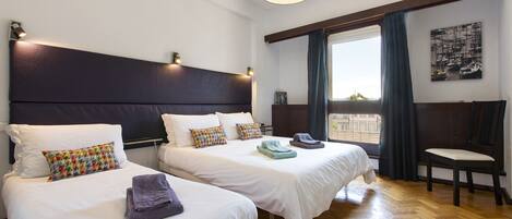 4 quartos, ferros/tábuas de passar roupa, berço de viagem