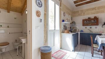 Fridge, cookware/dishes/utensils