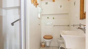 SĂšche-cheveux, serviettes fournies