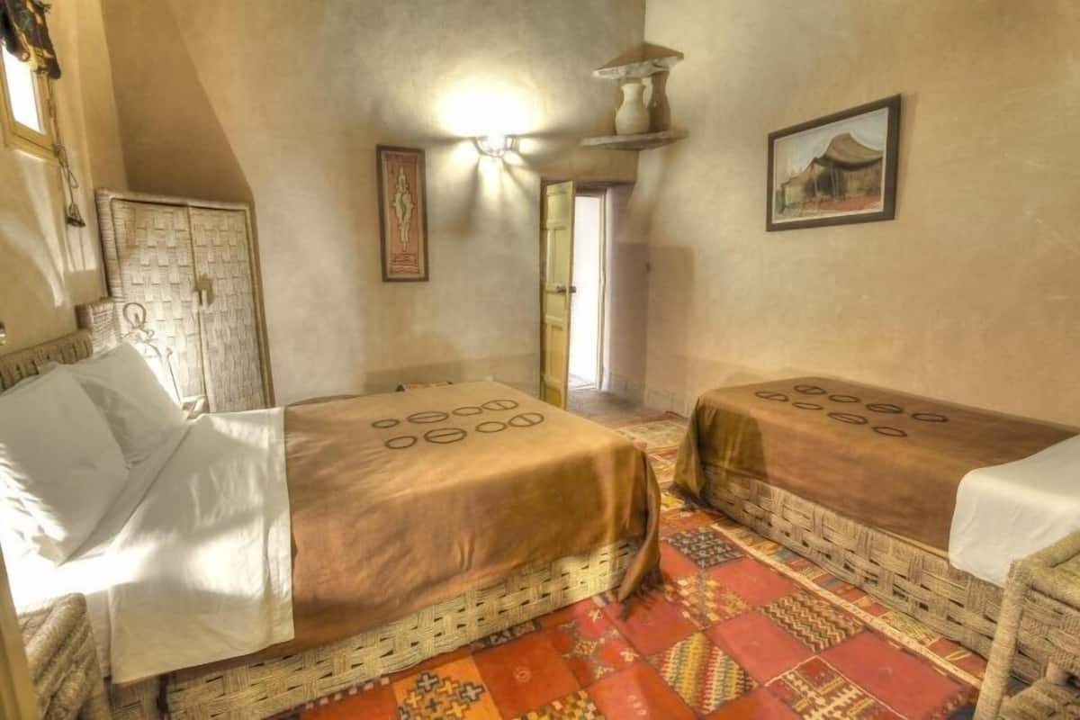 Chambre Classique | Décoration personnalisée, rideaux occultants, fer et planche à repasser