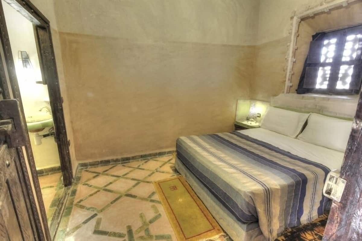 Appartement Duplex Standard | Décoration personnalisée, rideaux occultants, fer et planche à repasser