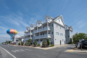 Exterior - Luxury, space  and comfort in an ideal boardwalk location! (Ocean City)