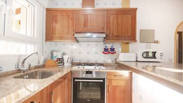 Een koelkast, een magnetron, een oven, een kookplaat