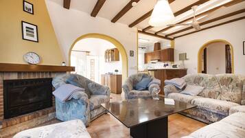 Een televisie en een open haard