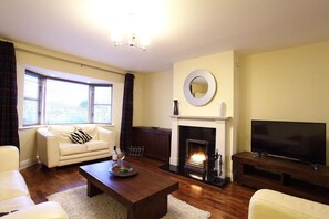TV, fireplace, DVD player - An ardmullen 3 bed walnut that sleeps 6 guests  in 3 bedrooms (Kenmare)