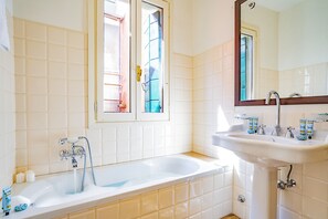 Bathtub, hair dryer - Ca' Grassi 1 Venetian Apartment (Venice)