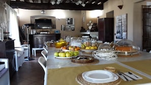 Free daily buffet breakfast