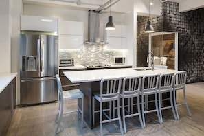 Refrigerador, microondas, horno, placa de cocina