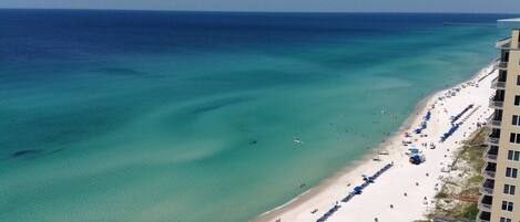 Plage, chaises longues, serviettes de plage