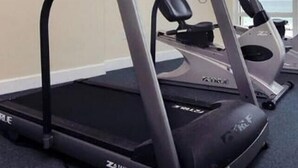 Un espace dédié à la remise en forme est aménagé au troisième étage de l’Ocean Villa et comprend des tapis de course et du matériel d’exercice.