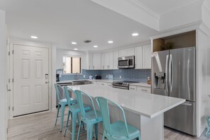 Kjøleskap, mikrobølgeovn, ovn og kokeplater