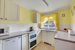 Kühlschrank, Mikrowelle, Ofen, Kochgeschirr/Geschirr/Besteck