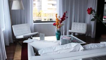 Apartamento superluxo, vista para o parque | Sala de estar | Smart TV, Netflix, filmes pagos