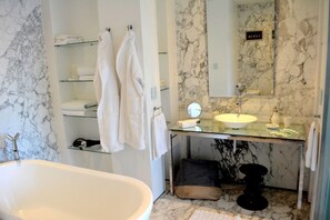 Appartamento Luxury, vista parco | Bagno | Vasca e doccia separate, vasca da bagno a immersione totale
