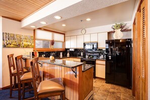 Fridge, oven, stovetop, coffee/tea maker