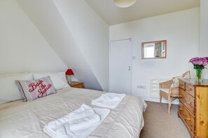 2 bedrooms, iron/ironing board, travel crib, free WiFi - 2 Bed in Appledore (oc-corner) (Appledore)