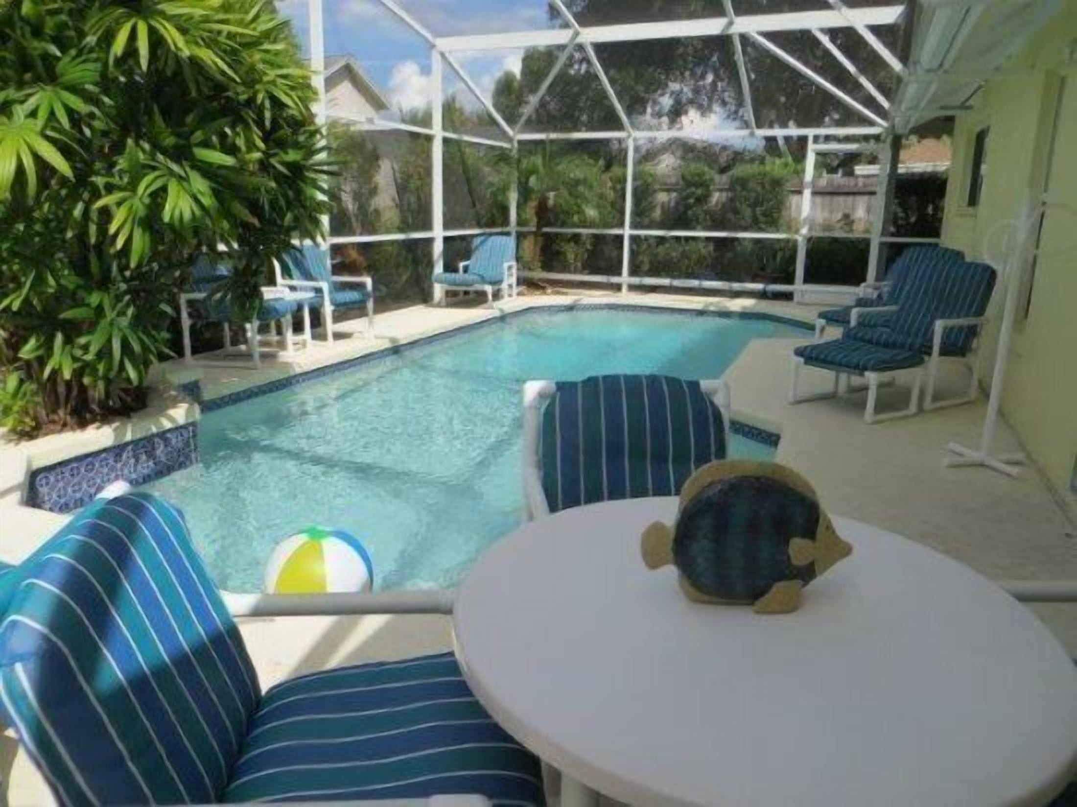 3 bedroom 2 bathroom fenced pool home villa with games room at Lindfields close to Disney